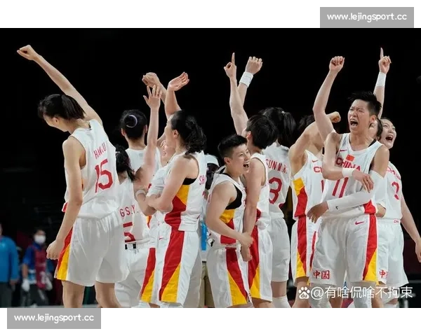 夺冠瞬间！中国女篮世界杯登顶，教练与队员激动相拥！
